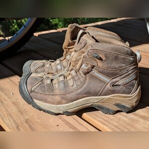 KEEN W8.5 water resistant winter/hiking boots